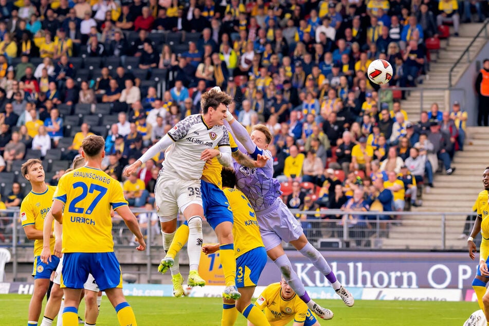 Schulbuchmäßig köpfte Thomas Keller (M.) die Ecke von Alexander Rossipal an Eintracht-Keeper Ron Thorben Hoffmann vorbei zum 2:2 ins Netz.