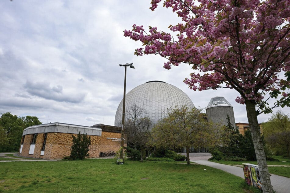 Berlin: Alle wollen zur Sonnenfinsternis: Platz vor Planetarium überfüllt
