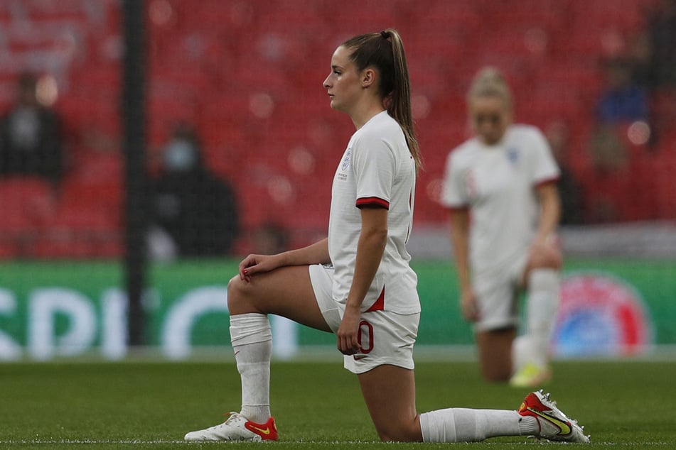 In den vergangenen Jahren gingen Ella Toone (25) und ihre Kolleginnen vor dem Spiel stets aufs Knie.