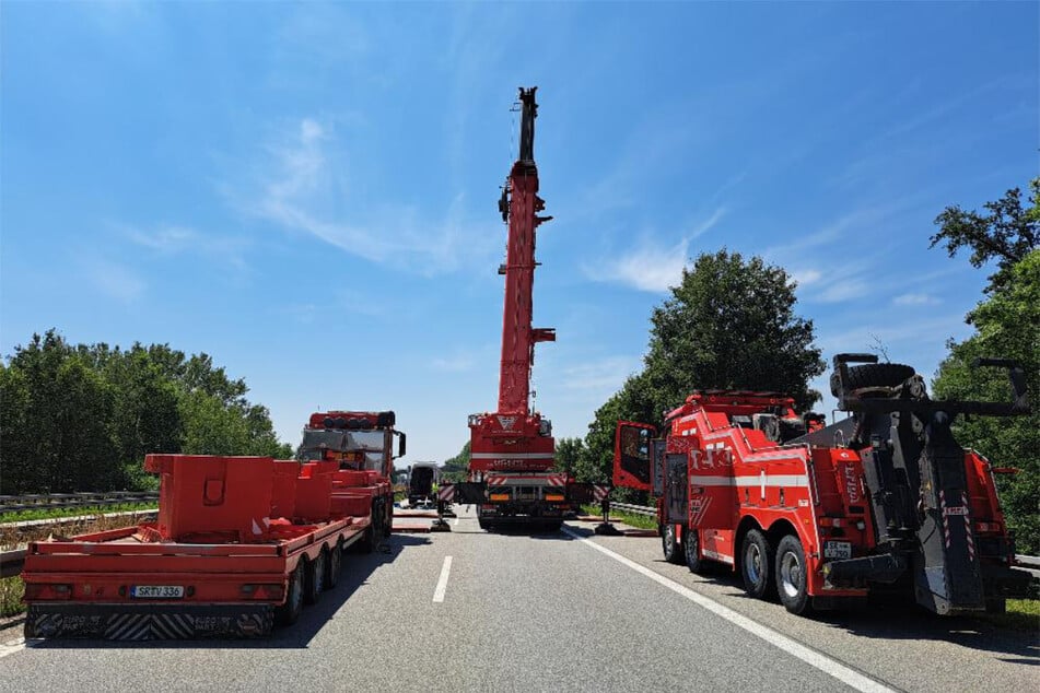 Die Fahrbahn der A3 musste gesperrt werden, damit Kran und Zugmaschinen genug Platz zur Bergung haben.