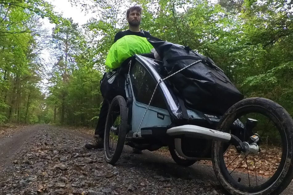 Patrick Keller legt mit seinem Thule durchschnittlich 30 Kilometer am Tag zurück.