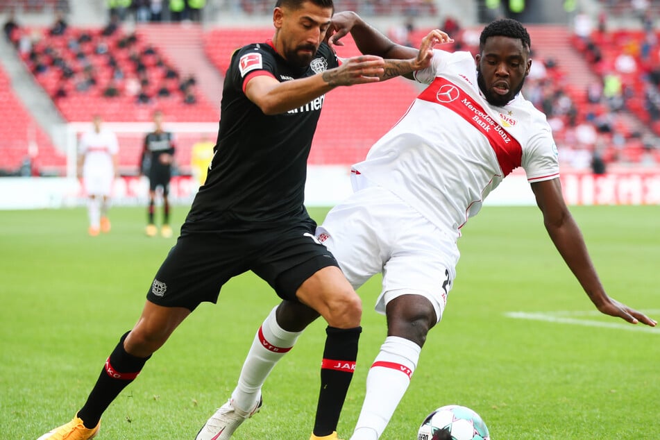 Leverkusens Kerem Demirbay (l.) im Zweikampf gegen Stuttgarts Orel Mangala (rechts).