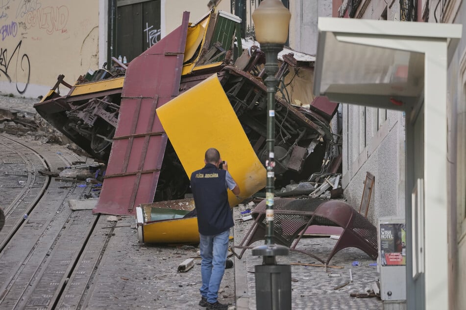 Ein Ermittler macht Fotos vom Wrack. 17 Menschen kamen ums Leben.