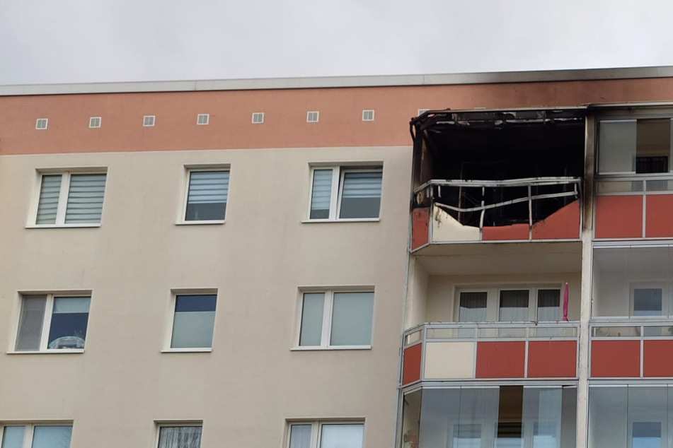 Rakete landet auf Balkon: 100.000 Euro Schaden nach Brand!