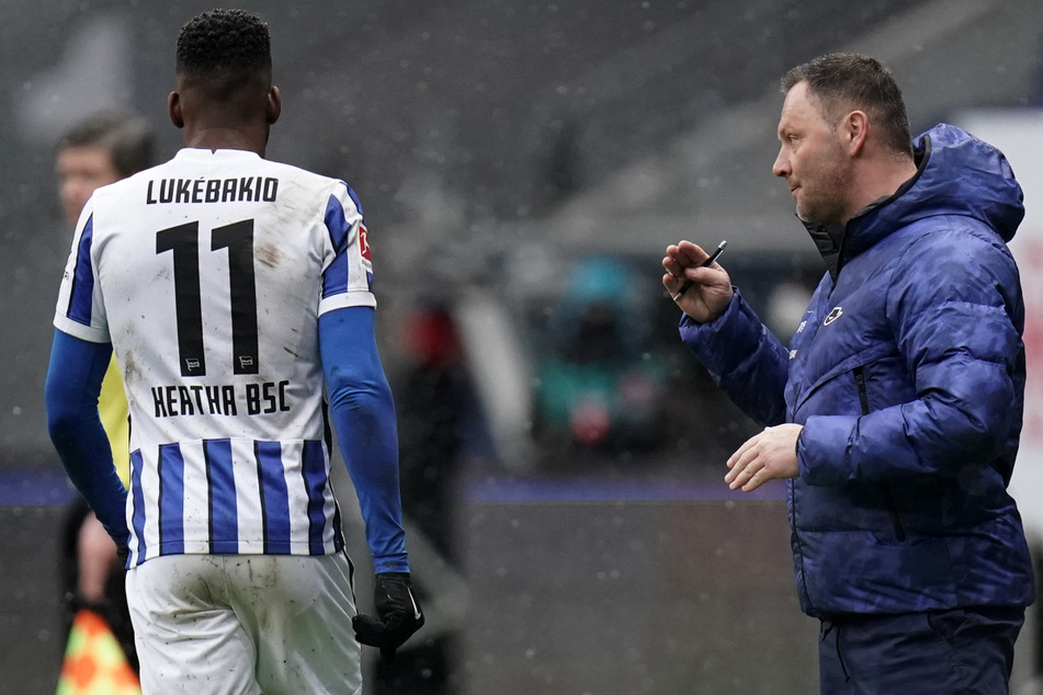 Pal Dardai gibt Dodi Lukebakio (l.) während des Spiels bei Eintracht Frankfurt Anweisungen.