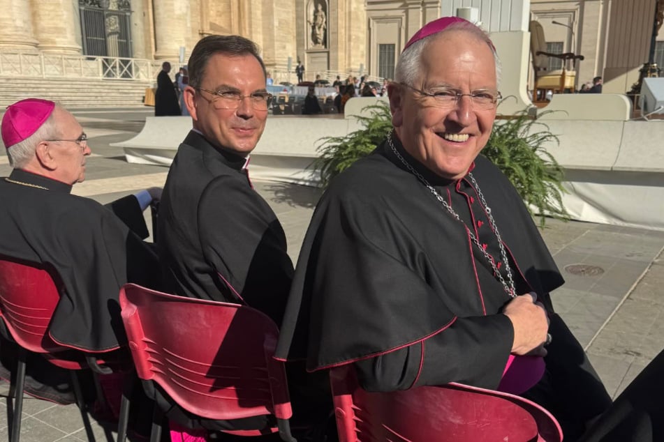 Alt-Bischof Heinrich Timmerevers (74, r.) bei der Generalaudienz in Rom. Dort stellte er dem Papst Andreas Kutschke (52) vor. Er ist Diözesanadministrator und steht als Übergangsverwalter jetzt dem Bistum vor bis zum Amtsantritt eines neuen Bischofs.