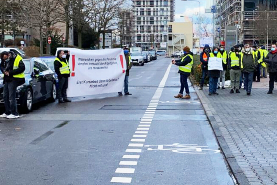 Die Demonstranten versammelten sich am Dienstagnachmittag vor der WISAG-Zentrale in Frankfurt-Niederrad.