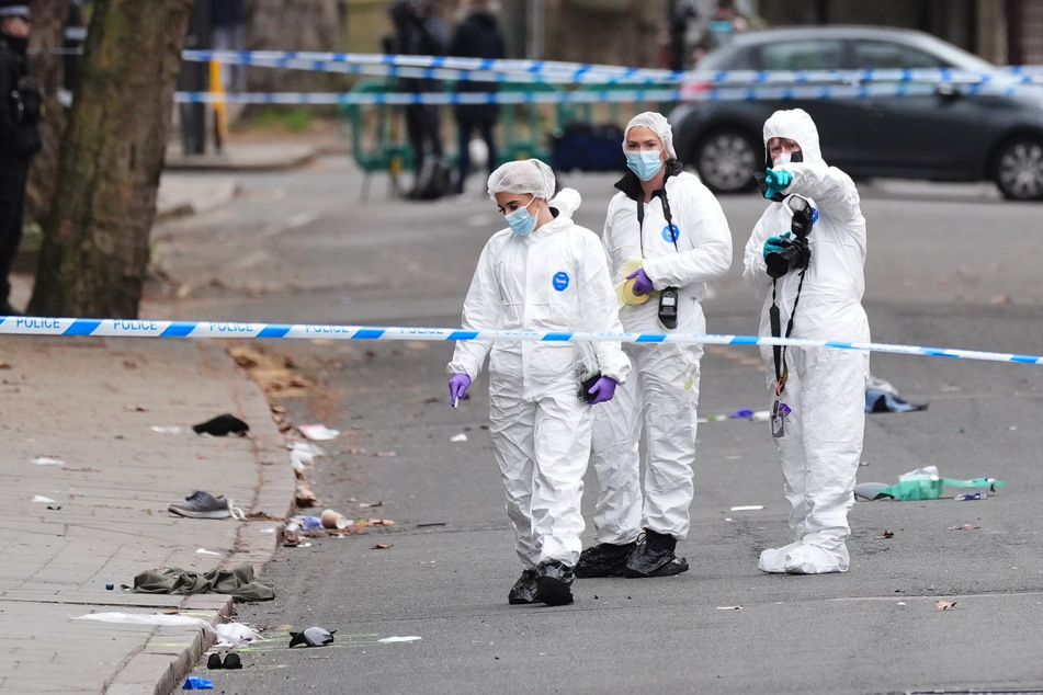 Forensische Ermittlerinnen waren am Sonntag bei der Spurensicherung im Einsatz.