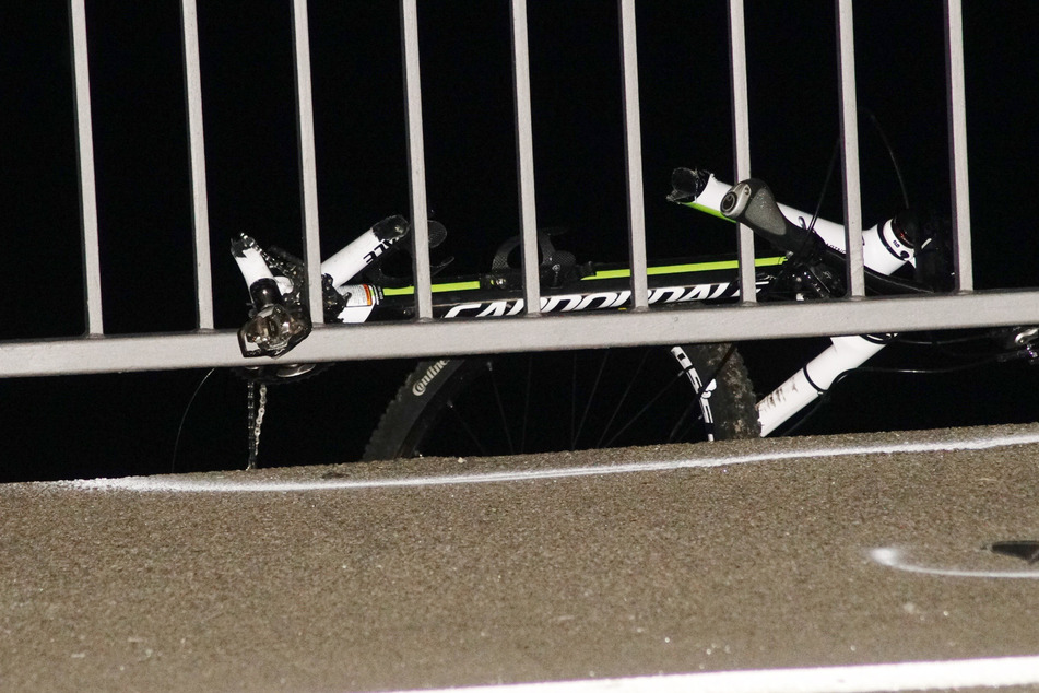 Nach dem Unfall hängt das Rad im Brückengeländer.