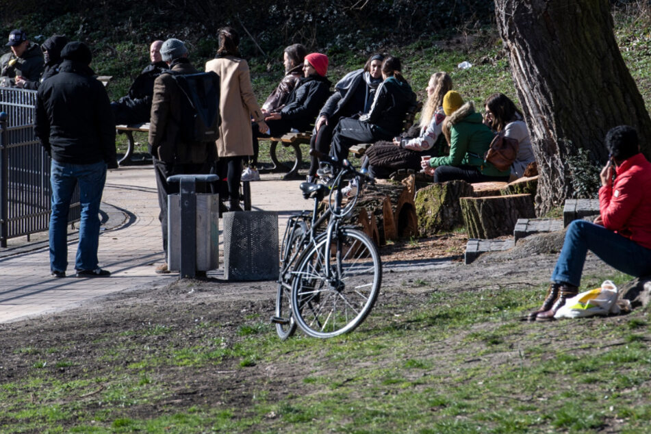 Zahlreiche Passanten genießen das schöne Wetter im Volkspark Friedrichshain.