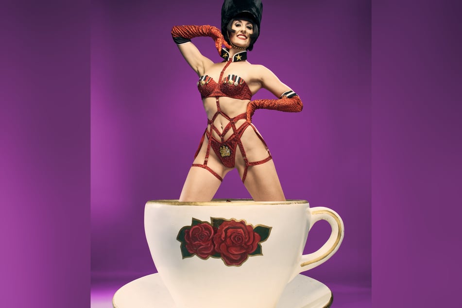 Detailreiche Samt-Corsage mit Fokus auf moderner Weiblichkeit: Wenn Lola bei ihren Burlesque-Shows geschmeidig aus einer Tasse emporsteigt, trifft Eleganz auf Verführung.