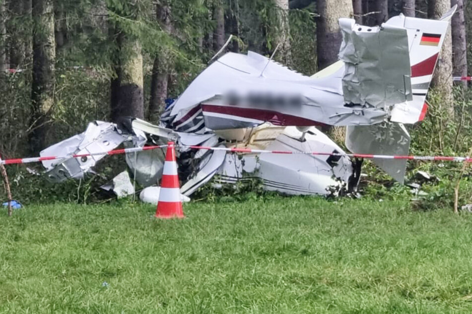 Kleinflugzeug abgestürzt! Zwei Menschen schwer verletzt