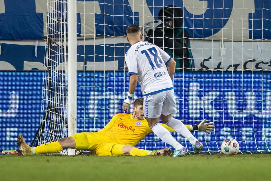 Emir Kuhinja (v.) läuft in Zukunft nicht mehr für den 1. FC Magdeburg, sondern den bulgarischen Erstligisten Beroe Stara Zagora auf.