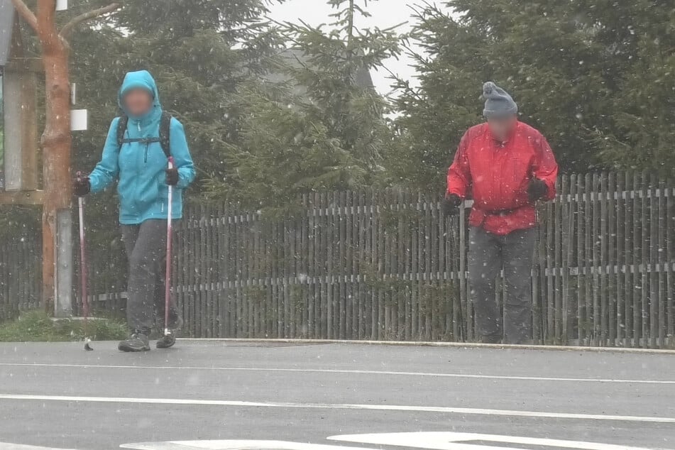 Mit Kapuze, Winterjacke und Mütze: Wanderer kamen am Dienstagmorgen dick eingepackt auf dem Fichtelberg an.