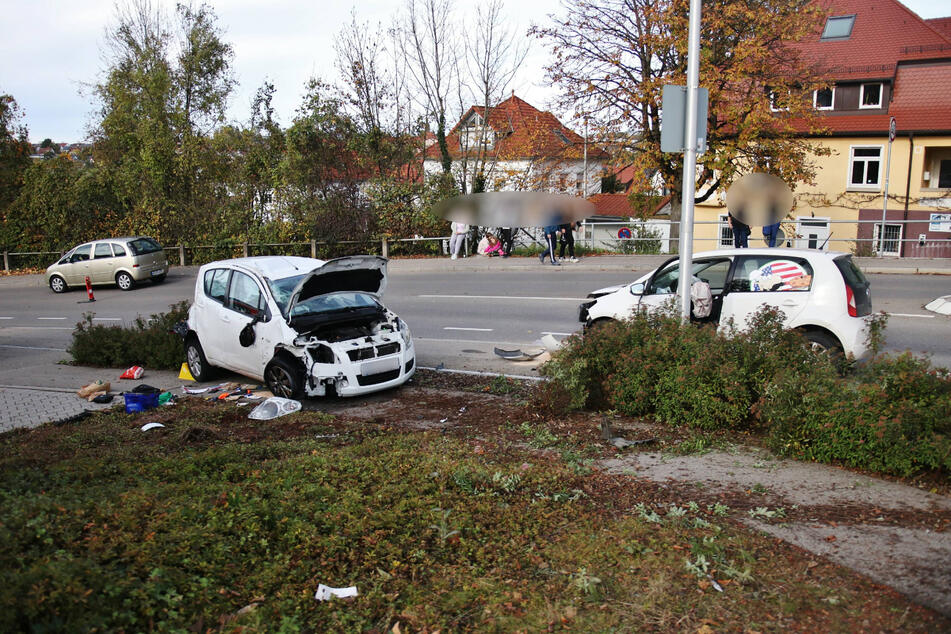 Bei dem Crash auf der Verkehrsinsel musste die ältere Suzuki-Fahrerin aus ihrem Wagen gerettet werden.