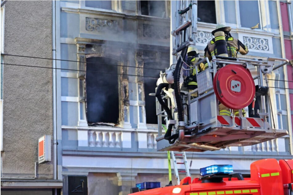 Die Feuerwehr bekämpfte die Flammen unter anderem mithilfe einer Drehleiter.