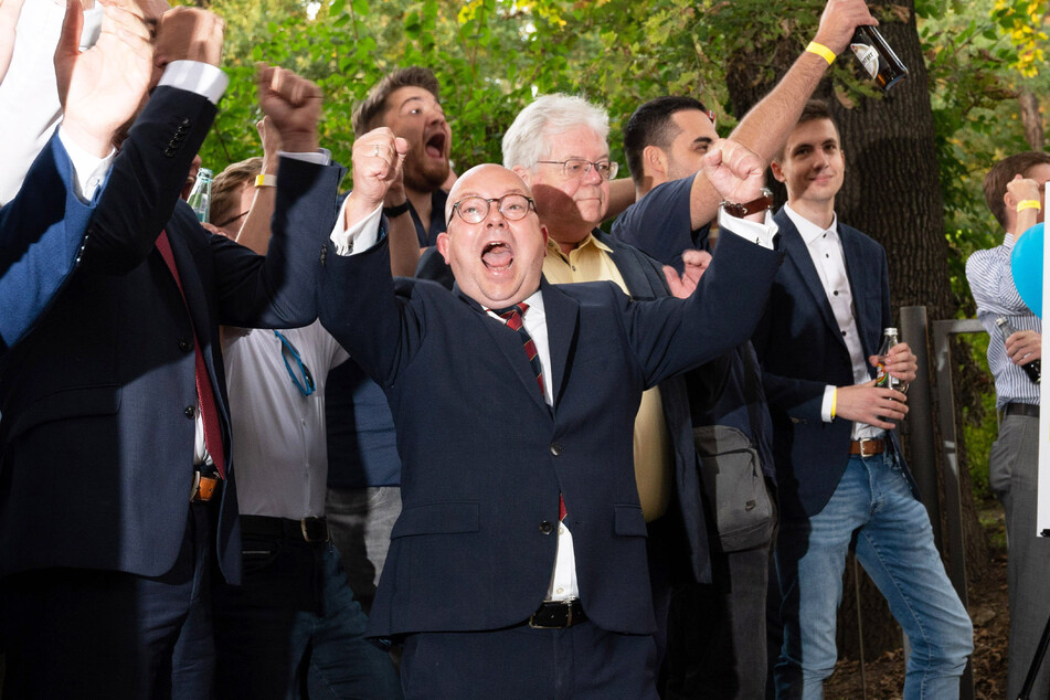 Sachsens FDP-Chef, der Chemnitzer Frank Müller-Rosentritt (39, vorne, Mitte) bejubelte im Dresdner "Liberalen Haus" die erste Hochrechnung.