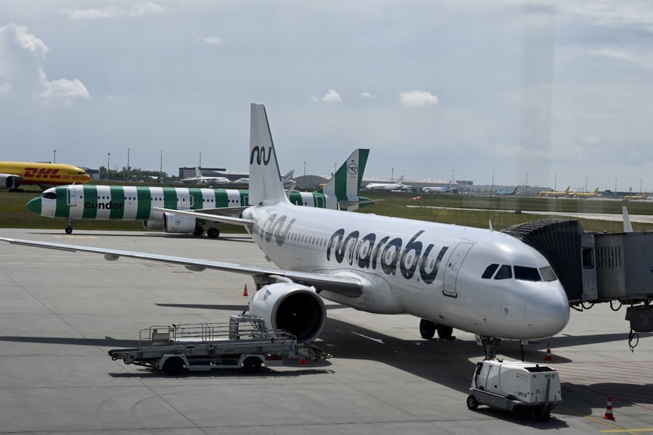 Ein Airbus A320neo der Airline Marabu am Flughafen Leipzig/Halle. Im Hintergrund eine Maschine von Condor.