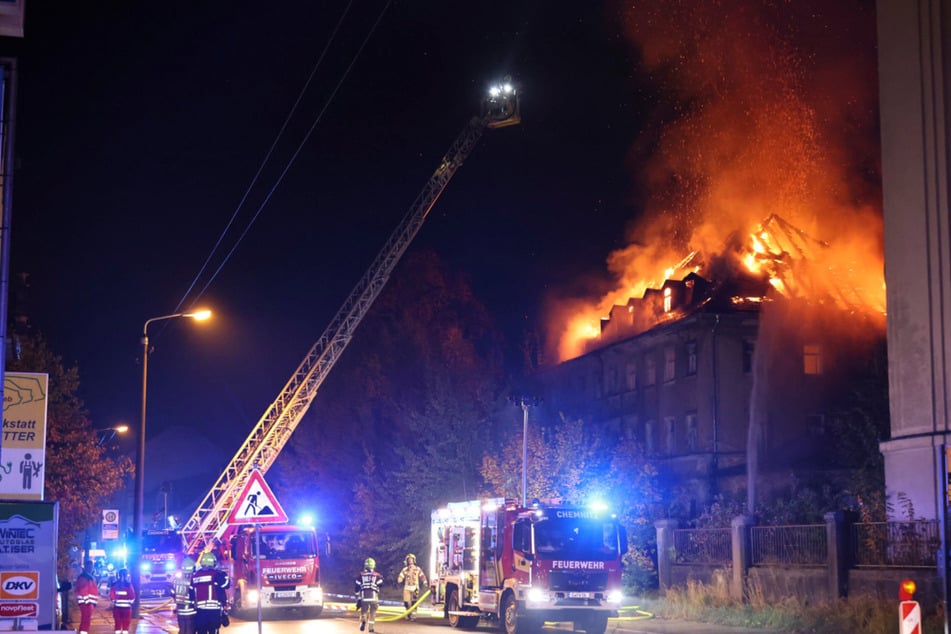 Chemnitz: Flammen schlagen meterhoch in den Himmel: Brand in Chemnitzer Industriebrache