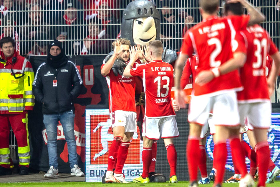 Benedict Hollerbach (l.) schoss Union Berlin gegen den SV Darmstadt 98 zum Sieg.