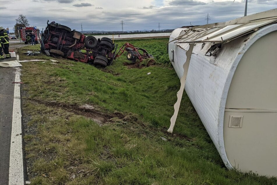 Der Sattelzug, ein Schaustellerfahrzeug, wurde durch den Zusammenprall in ein Feld geschleudert.