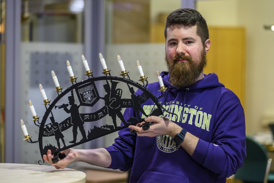 Für das Orchester gestaltete er einen Schwibbogen.