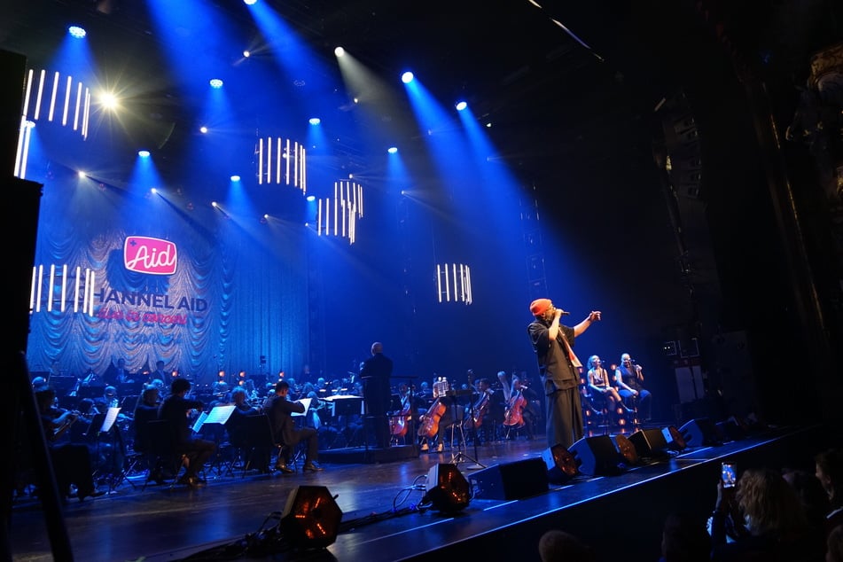 Am Mittwoch stand Kult-Rapper Samy Deluxe gemeinsam mit dem 65-köpfigen Lufthansaorchester im Rahmen von "Channel Aid" auf der Bühne des Deutschen Schauspielhauses in Hamburg.