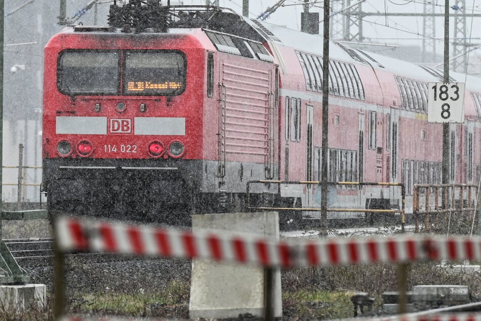 Viele Regionalzüge und S-Bahnen des RMV werden am Donnerstagabend und am Freitag stehen bleiben - die Lokführer der Deutschen Bahn wollen streiken.