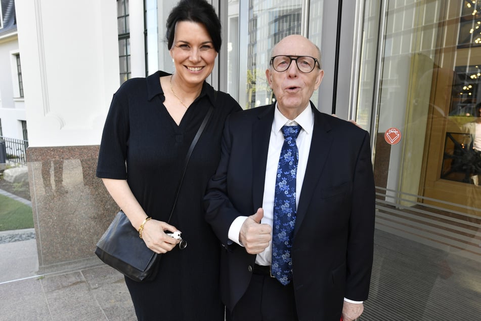 Seit 2003 ist Reiner Calmund (76) mit seiner Frau Sylvia (54) verheiratet. Gemeinsam adoptierte das Paar 2013 die damals zweijährige Nisha – ein Waisenkind aus Thailand.