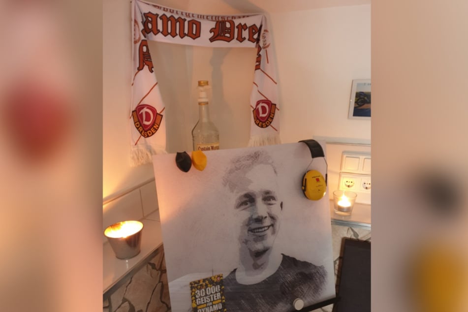 In Hennings Zimmer haben die Eltern ein Bild ihres Sohnes aufgestellt.
