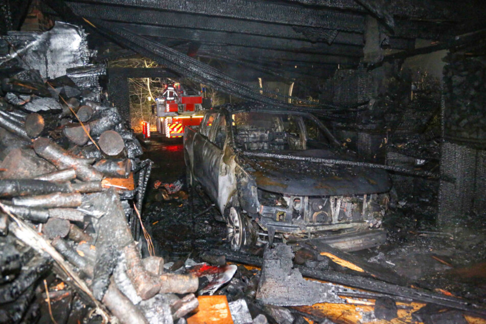 Ein Auto geriet in Brand. Die Flammen griffen auf ein Carport sowie ein Wohnhaus über.