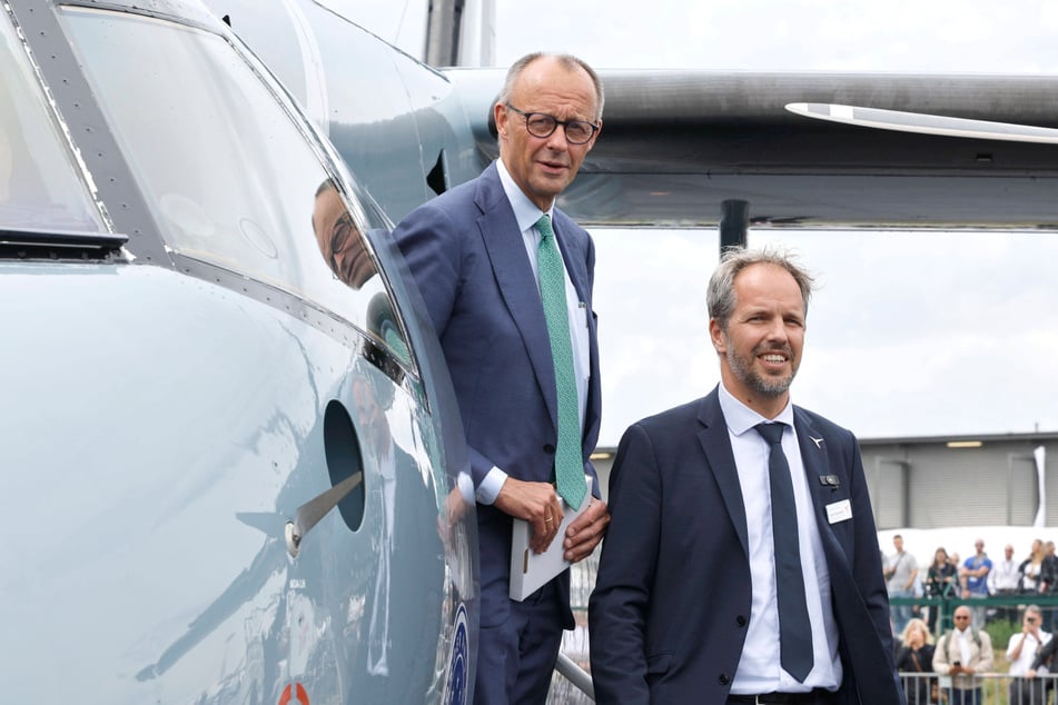 Friedrich Merz (70, CDU, l.) und der Deutsche-Aircraft-Chef Nico Neumann beim Rundgang auf der ILA Berlin 2026.