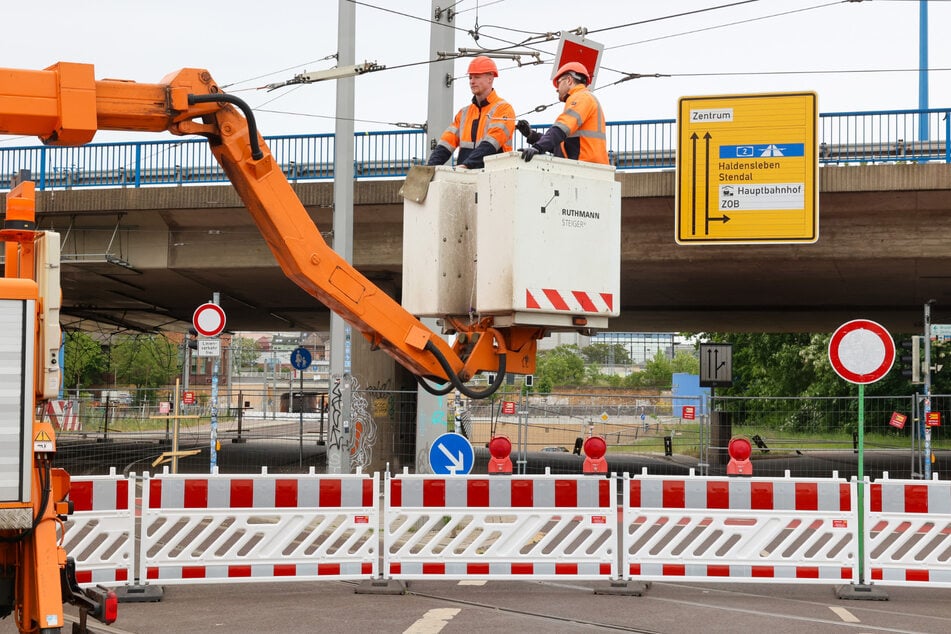 In dieser Woche wurden provisorische Masten für den Bahnverkehr installiert.