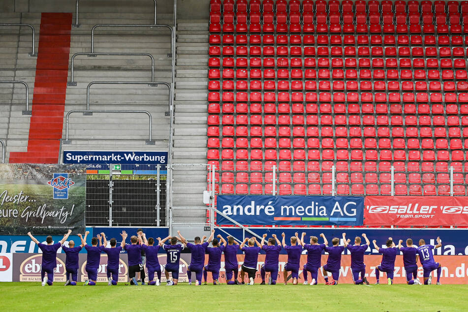 So feierten die Veilchen vor leeren Rängen: "Zwei gekreuzte Hämmer und ein großes 'W', das ist Wismut Aue, unsre BSG. Wir kommen aus der Tiefe, wir kommen aus dem Schacht, Wismut Aue, die neue Fußballmacht!"