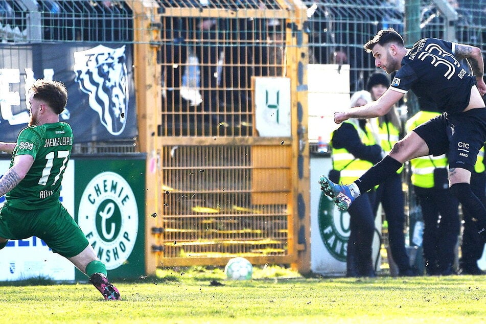 Dejan Bozic (32, r.) zieht zum 2:2-Ausgleich ab. Zufrieden war der CFC-Torjäger mit dem Auftritt in Leipzig-Leutzsch aber keinesfalls.