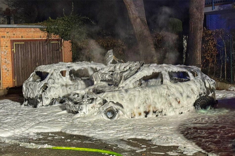 Die beiden Fahrzeuge wurden durch die Flammen vollständig zerstört.
