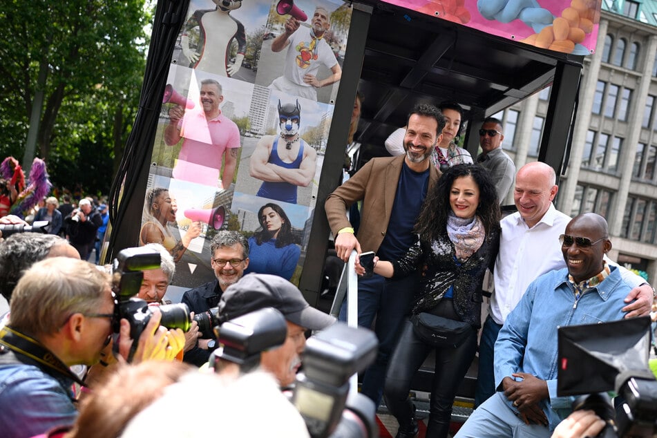 Berlins Regierender Bürgermeister Kai Wegner (50, CDU, z.v.r.) eröffnete den CSD in Berlin.