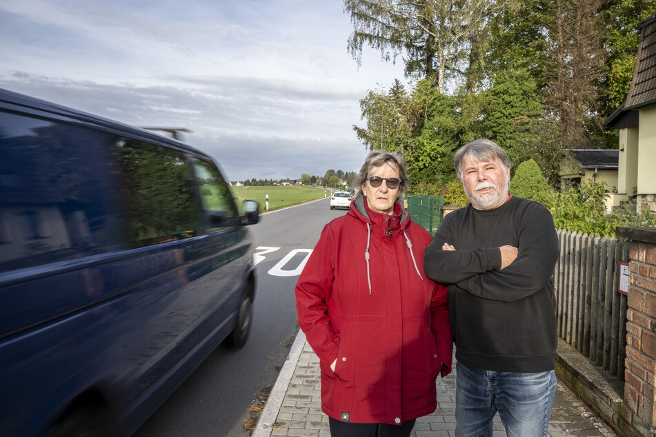 Ärgern sich über Raser in ihrer Wohnstraße: Catrin Warta-Lipp (57) und Ehemann Torsten Lipp (61).