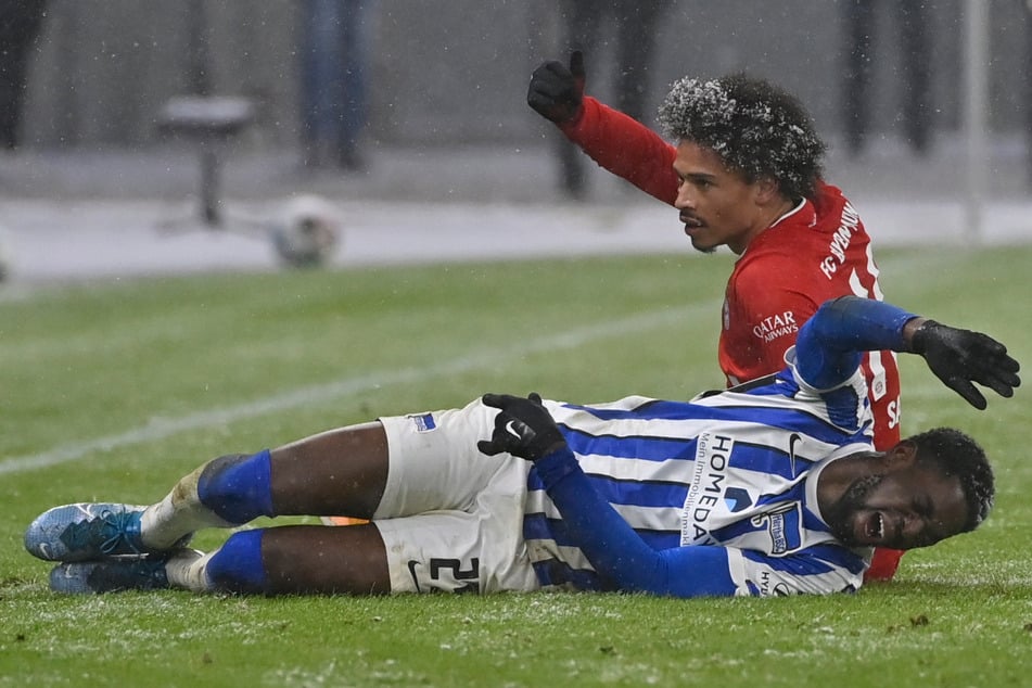 Jordan Torunarigha liegt nach einem Zusammenprall mit Leroy Sané am Boden.