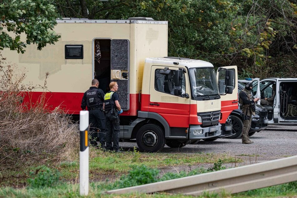 Das SEK hat den Lkw des Tatverdächtigen am Freitagnachmittag auf den Kopf gestellt und durchsucht.