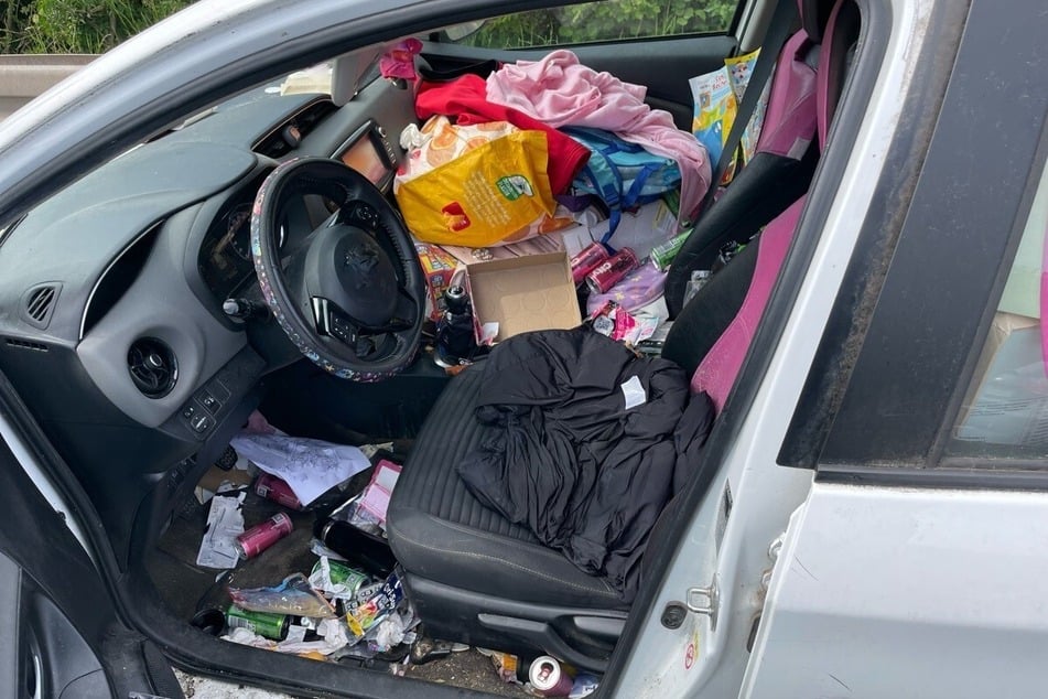 "Das Innere des Fahrzeugs erinnerte die Beamten der Polizeiinspektion Eichsfeld bei der Inaugenscheinnahme wohl eher an eine mobile Kneipe als an einen Fahrgastraum", teilte die LPI mit.