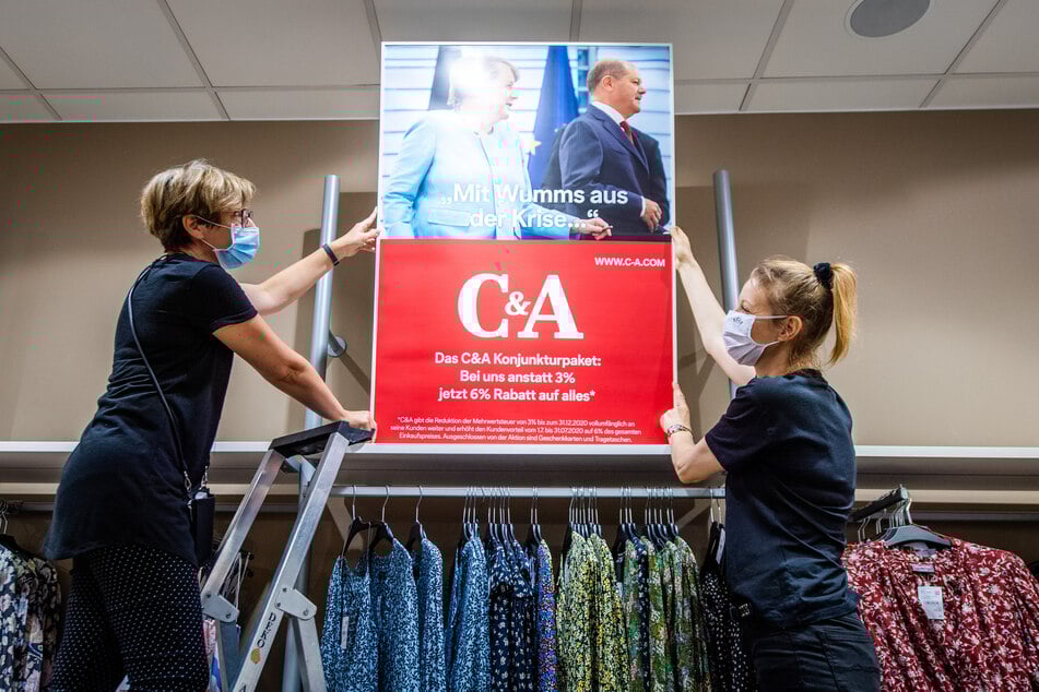 Preissenkung bei C&A. Steffi Sachse (51, l.) und Heike Ullmann (45) stellen ein Schild auf.
