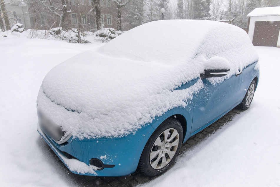Auch auf den Autos lag eine dicke Schneedecke.