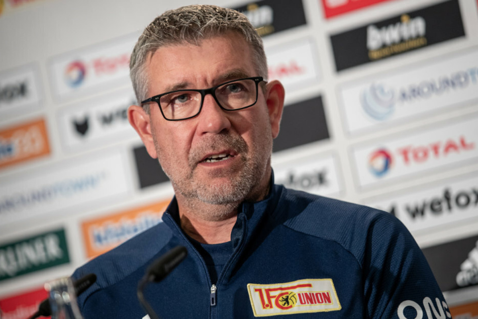 Trainer Urs Fischer (54) von Union Berlin spricht zu Journalisten.