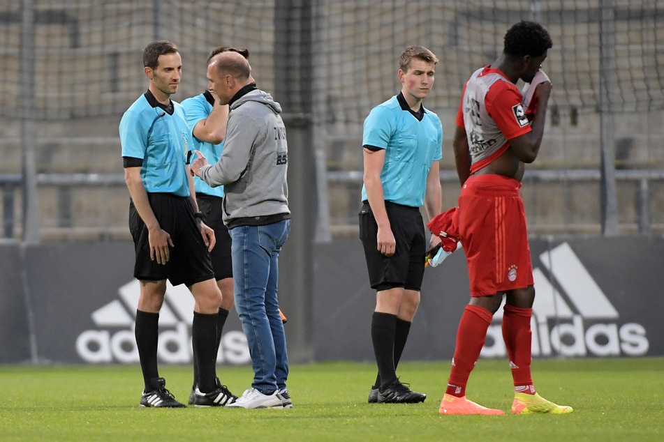FSV-Coach Joe Enochs (r.) redete nach der Partie auf Schiedsrichter Benjamin Brand ein.