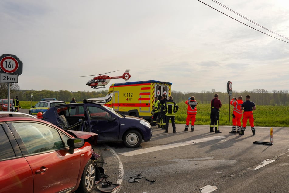 Auch ein Rettungshubschrauber war im Einsatz. Ersten Informationen zufolge wurde der Dacia-Fahrer in ein Krankenhaus eingeflogen.