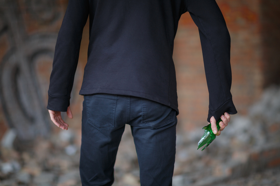 Einer der drei Männer attackierte den 33-Jährigen mit einer zerbrochenen Glasflasche (Symbolbild).