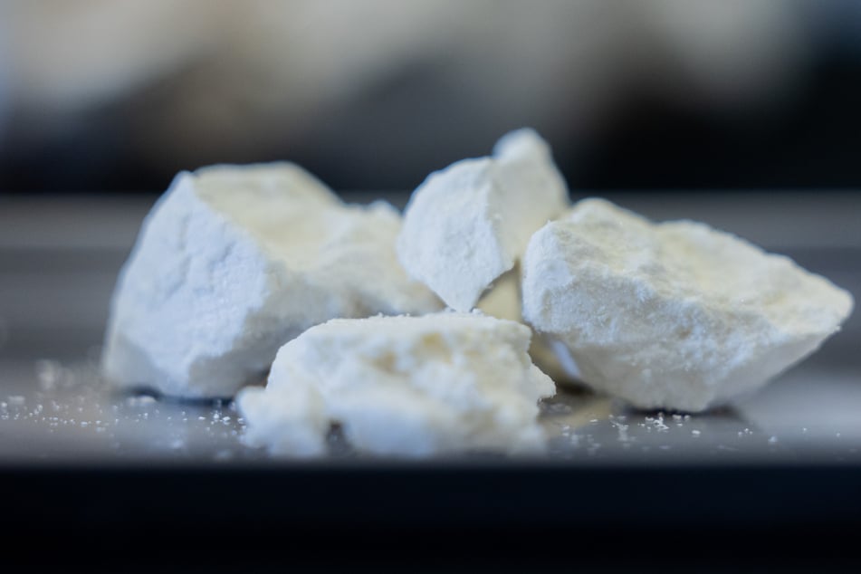 Bei der Durchsuchung der Wohnung stellten Polizisten rund 2,6 Kilogramm Amphetamin und 500 Gramm Marihuana sicher. (Symbolfoto)