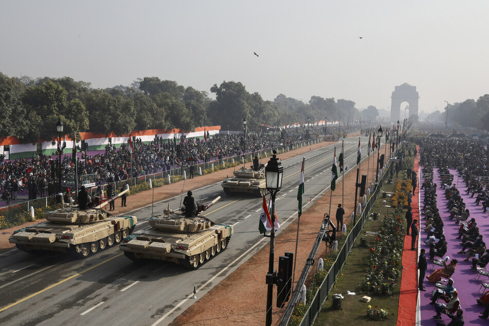 Indische Schützenpanzer bewegen sich durch den zeremoniellen Rajpath-Boulevard während einer Militärparade zum Tag der Republik.