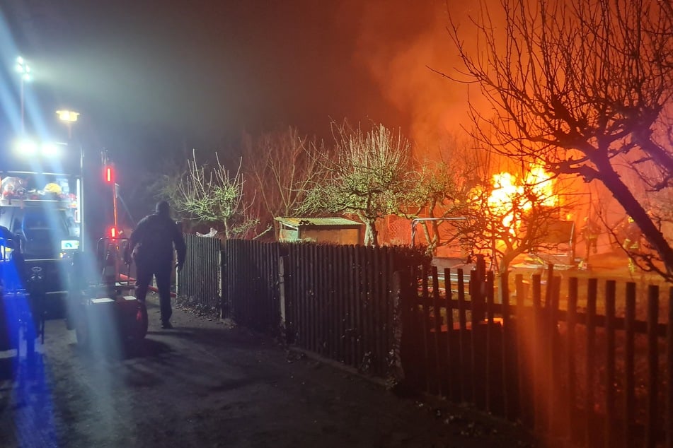 Ein Laubenbrand wütete Freitagnacht im Kleingartenverein Gartenfreunde Südost in Leipzig.